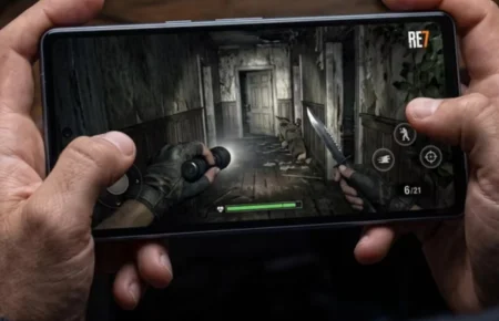 Resident Evil 7 running on an Android phone after optimization